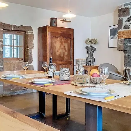 Maison Saluces Nyaraló Salers